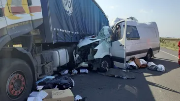 Accident mortal în Ialomița. O dubiță a intrat din plin într-un tir. O femeie a murit pe loc