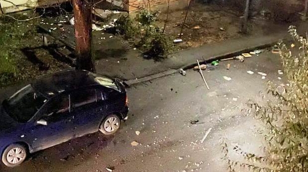 A aruncat tot ce a găsit în casă pe geam şi a distrus maşinile din faţa blocului