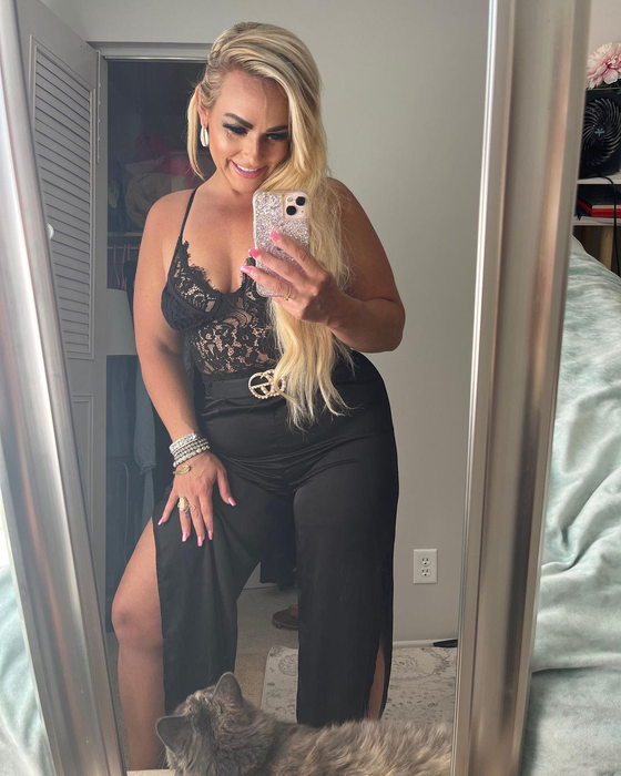 Profesoara din imagine a fost concediată de la școală, după ce s-a aflat că, noaptea, își vindea trupul pe OnlyFans