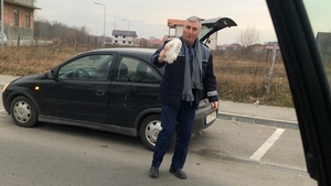 Un poliţist din Dolj este cercetat de superiori, după ce ar fi abandonat pisici pe marginea drumului