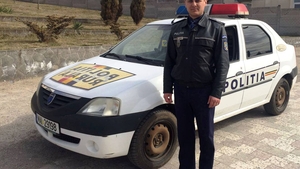 Gest impresionant al unui poliţist. A văzut un bărbat căzut pe marginea drumului şi a intervenit imediat. Ce s-a întâmplat apoi