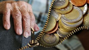 Când aduc poștașii pensiile în septembrie 2025. Unii dintre români vor primi bani mai puțini