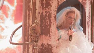 Delia a apărut cu botniţă pe scenă! Ţinutele artistei pe scena la concertul Psihedelia au fost un spectacol în sine
