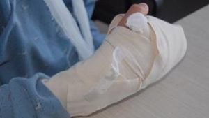 Greseala de amatori la un spital din Romania! Un medic a operat un copil la mana stanga, desi avea probleme la dreapta!