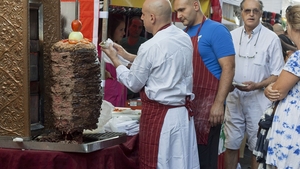 Un copil din București a murit după ce a mâncat shaorma. E cumplit ce au pățit părinții micuțului