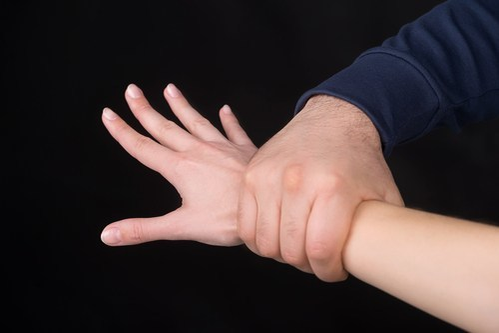 Fata cu handicap s-a speriat când educatoarea şi asistentul medical au aprins lumina
