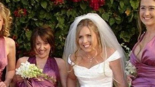 L-au socat pe fotograf! Mireasa si domnisoarele de onoare si-au ridicat rochiile in fata aparatului! Vezi ce ascundeau sub