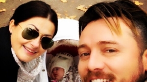 Gabriela Cristea împodobeşte primul brad al fiicei sale! Atenţia tuturor nu a fost însă la pomul de Crăciun