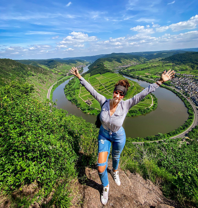 O influenceră de 33 de ani a murit după ce a căzut de pe o stâncă. Soțul femeii, acuzat că ar fi împins-o intenționat