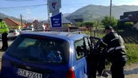 Doi tineri au murit pe loc după ce au intrat violent cu maşina într-un semn rutier. Unul dintre ei, un cântăreţ de manele