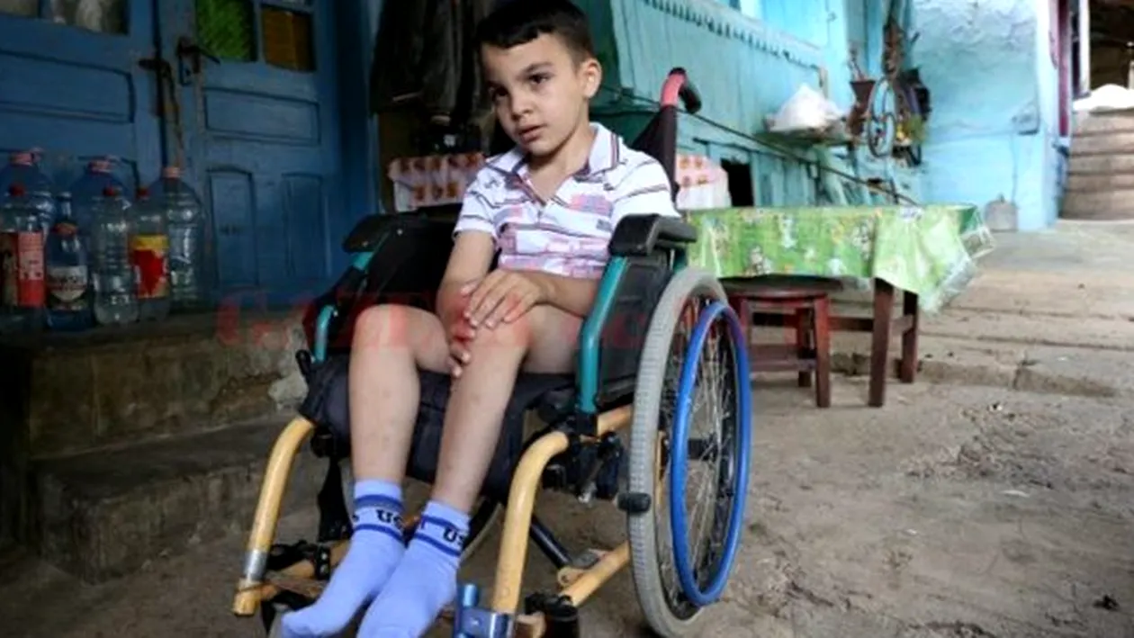 Pe el nu îl promovează nimeni! Un băieţel de 8 ani aflat în scaun cu rotile parcurge zilnic 3 km pentru a ajunge la şcoală: „Vreau să învăţ carte!”
