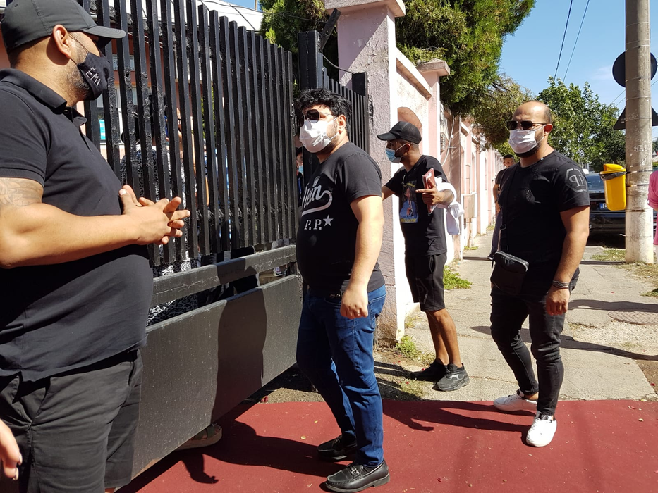 Scene ULUITOARE la căpătâiul lui Emi Pian! Sorin Copilul de Aur a căzut în genunchi în timp ce cânta + Interlopii au ”aruncat” cu bani VIDEO