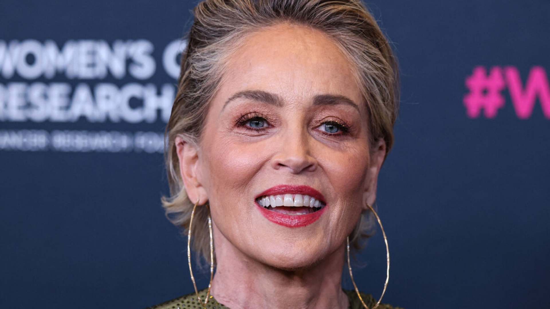 Sharon Stone a recreat controversata scenă din Basic Instinct! La 66 de ani, actrița și-a pus fanii pe jar: ”Te adorăm!”