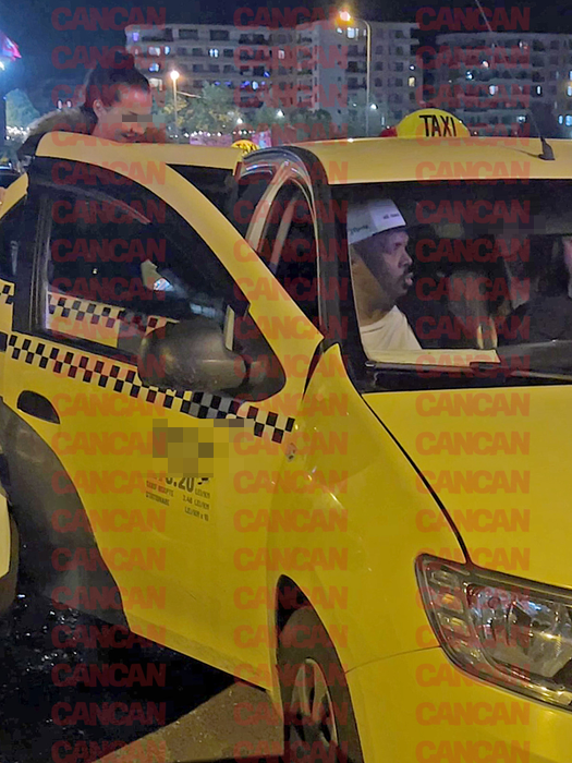 Șatena vine și urcă în taxi