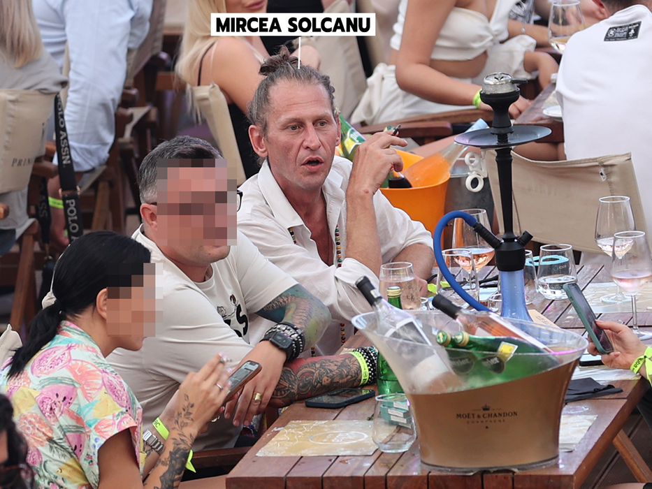 Se întrevăd zâmbete pe figura fostei vedete TV (Foto: CANCAN.RO)