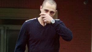 A venit la un festival de moda doar ca sa barfeasca manechinele. Vladimir Draghia a ras cu prietenii lui de tinerele care defilau