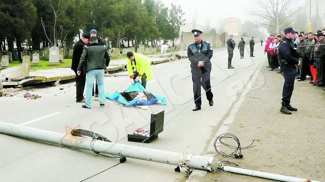 Un trecator a fost strivit de gardul cimitirului