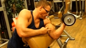 51 years young! Iti cade fata cand vezi cum se antreneaza Van Damme pentru "The Exendables 2" - Trage de fiare ca un nebun si arata fabulos la varsta la care tu o sa te tratezi de reumatism