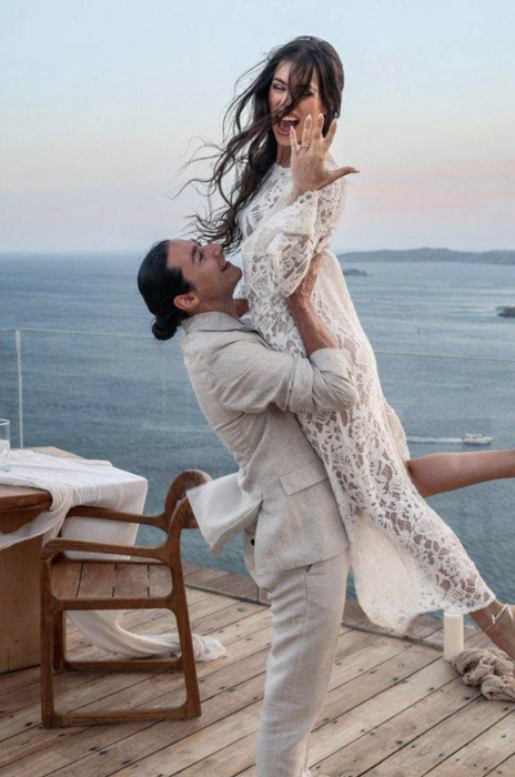 Cerere în căsătorie spectaculoasă în Mykonos! Actrița Cezara Munteanu a spus „DA”