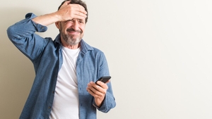10 obiceiuri care ți-ar putea distruge telefonul și cum le poți evita!