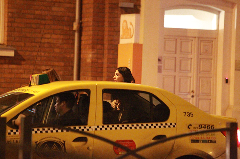 Andreea și prietena ei au reușit să prindă un taxi, după ce au ieșit din club