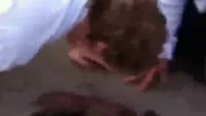 VIDEO interzis celor slabi de inimă! Ce face acest bărbat cu un animal mort de pe stradă! Prietenii lui au INGHETAT când au văzut