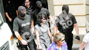 Alexandra, tanara care si-a ucis mama in urma cu trei ani, a absolvit un colegiu tehnic din Bucuresti. Eleva criminala, prima din liceu la BAC!