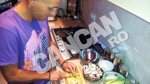 Regimul vegetarian l-a trimis la cratita. Vezi ce artist a ajuns sa-si prepare singur mancarea dupa ce s-a speriat de energiile negative ale carnii