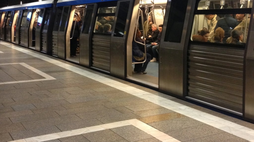 Autoritățile, în alertă la metrou! O femeie s-a aruncat în fața trenului