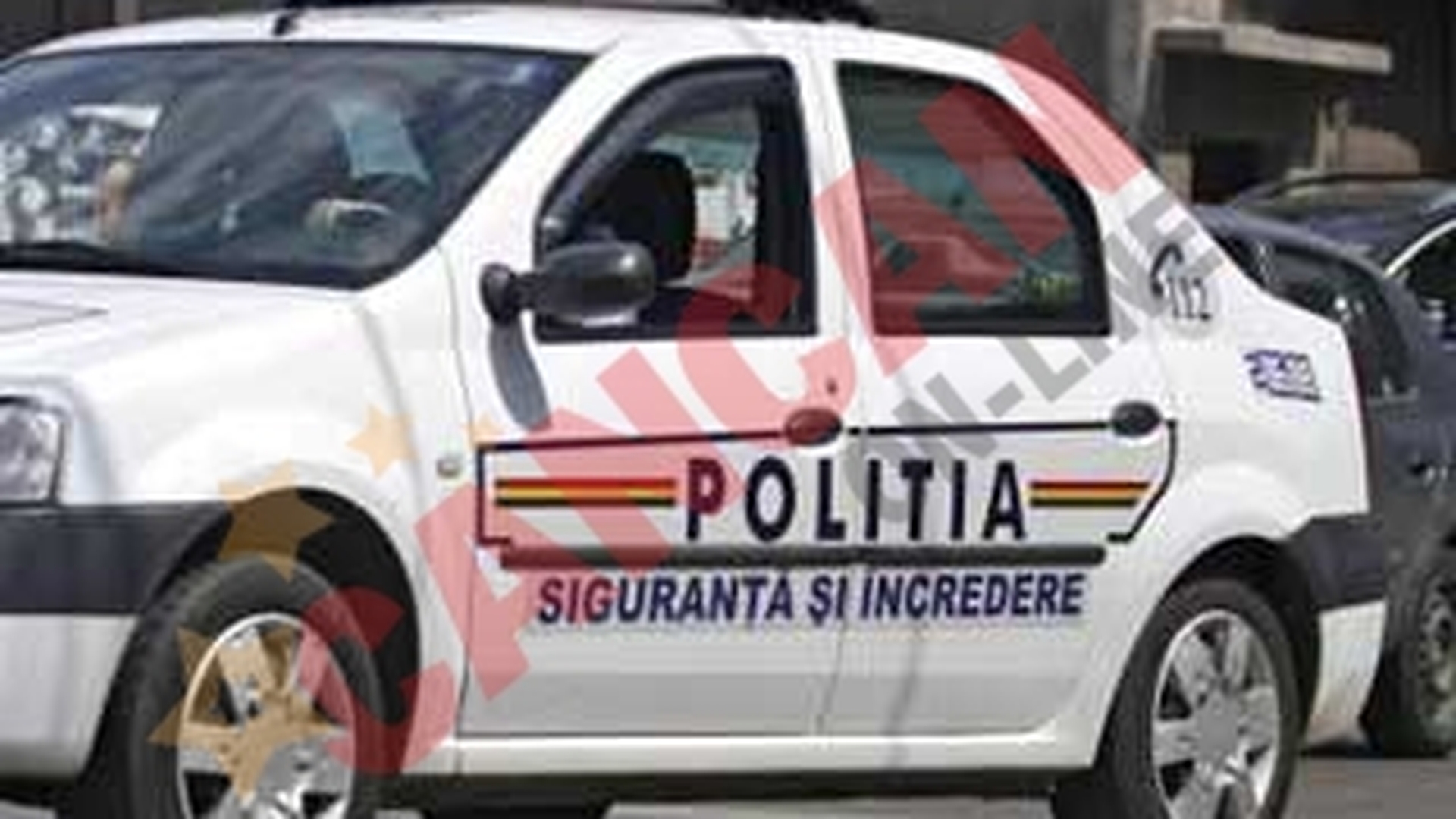 Doi politisti, anchetati dupa ce au intrat cu masina de serviciu in sant si intr-un stalp
