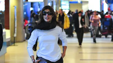 Elisabetta Canalis, fosta iubita a lui George Clooney, alergata de catei pe aeroport. Afla aici din ce cauza!