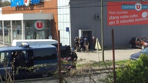 Ultimă oră! Luare de ostatici și focuri de armă într-un supermarket din Franța. Doi morți și 10 răniți