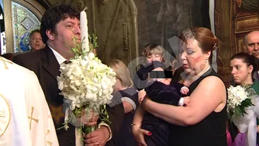 VIDEO Dan Capatos si-a botezat copilul! Uite cum a reactionat micutul cand a fost bagat in cristelnita