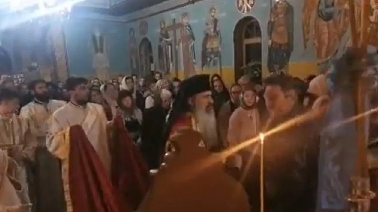 Zeci de credincioși, surprinși fără măști de protecție la o slujbă ținută de ÎPS Teodosie. VIDEO