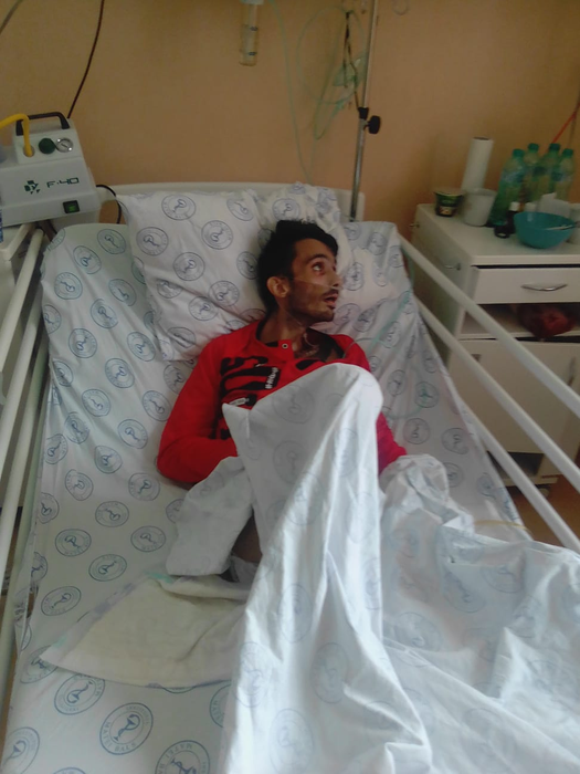 Ionuț, pe patul de spital, aflat în stare gravă