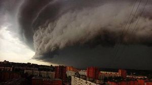Vremea extremelor în România! Cod galben de furtuni, dar și de caniculă în mai multe județe din țară