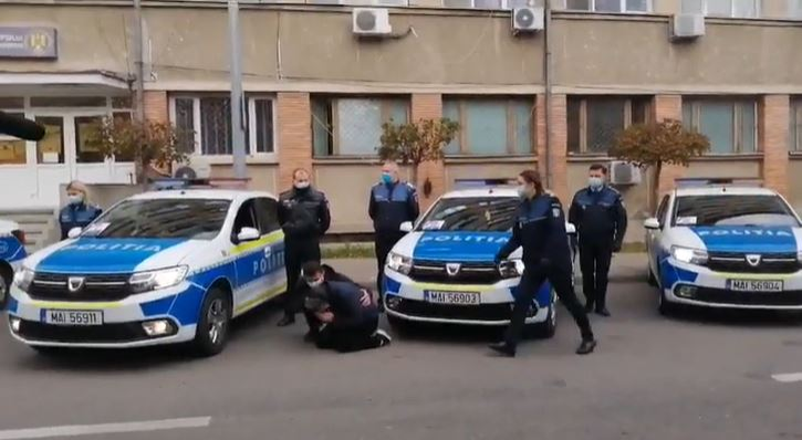 Un polițist din Mehedinți, răpus de infecția cu COVID-19. Imagini cu puternic impact emoțional surprinse la omagiul pe care i l-au adus foștii colegi | VIDEO