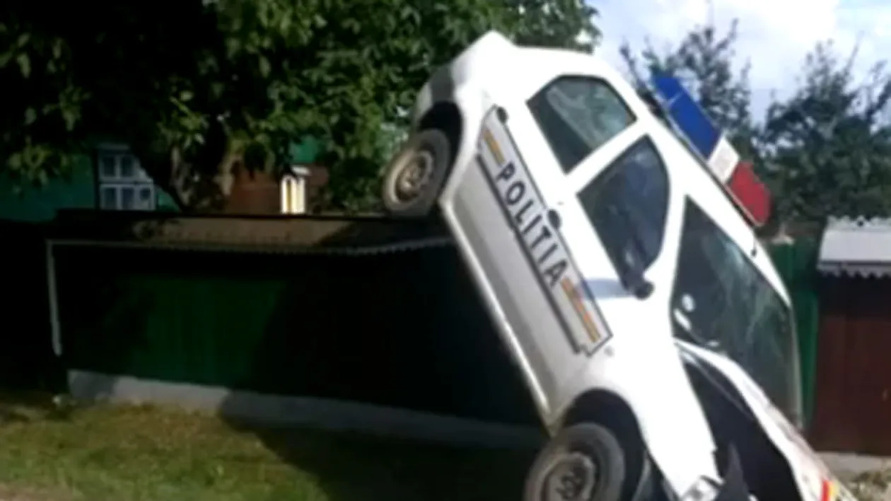 Politia rurala in actiune! Doi agenti de la tara urmareau cu Loganul un vehicul suspect pe ulita satului. Politistul de la volan a facut zob masina intr-un pod - Vezi imaginile dementiale