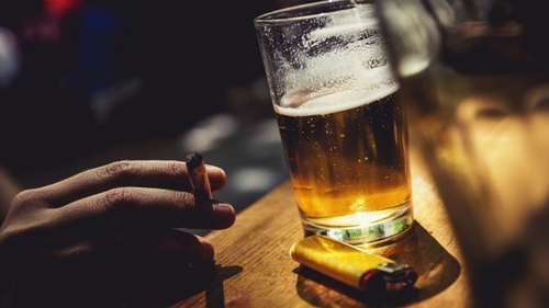 Ţigările şi alcoolul, pe lista celor mai periculoase 5 substanţe care dau dependenţă!