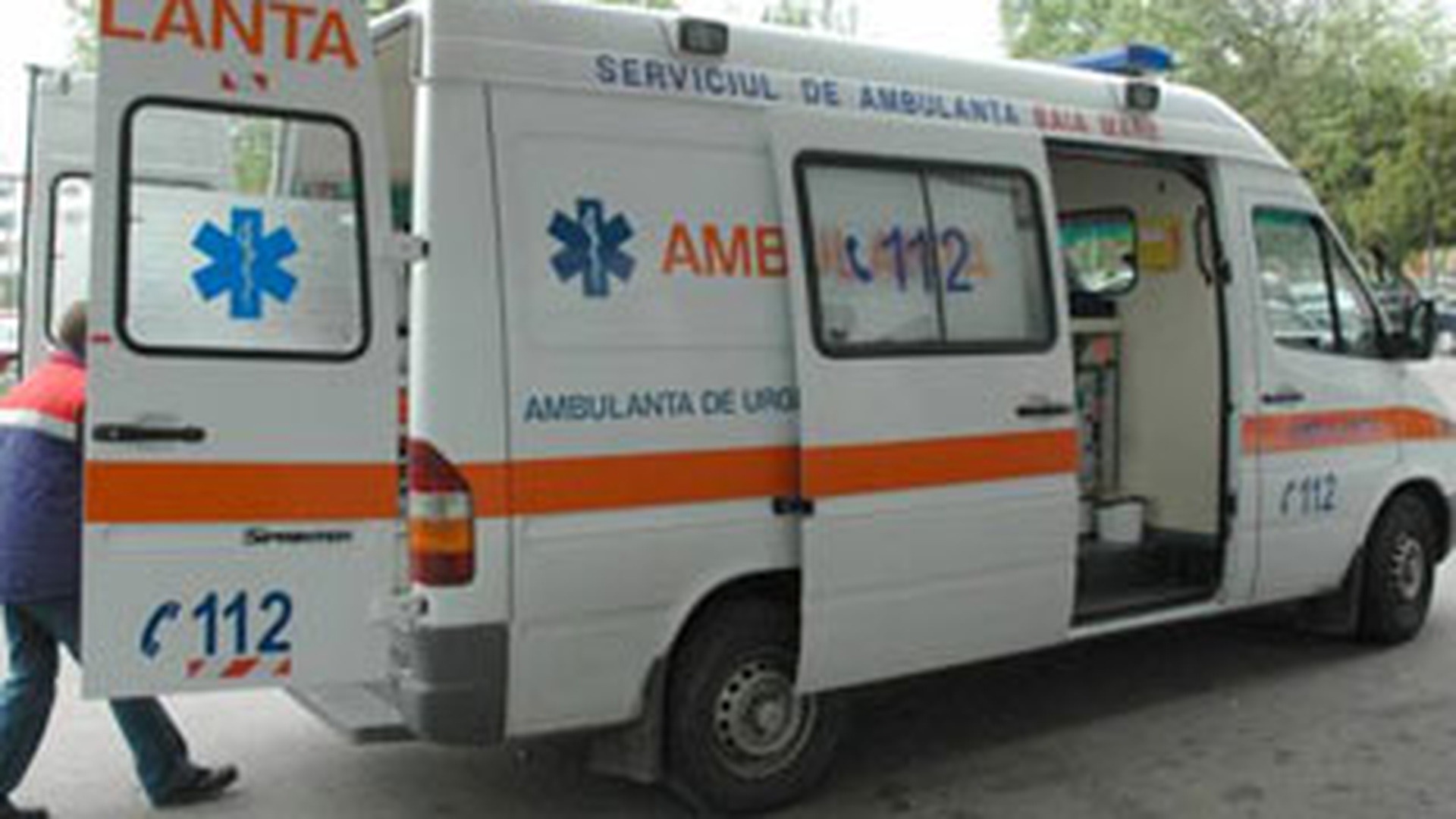 Un tanar de 19 ani a murit strivit de un camion, in fata portii sale