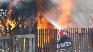 Un bărbat din Argeș a incendiat două case pentru a se răzbuna pe fosta soție