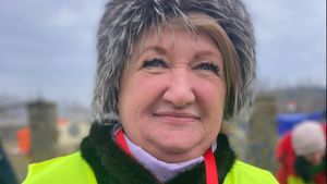 Povestea impresionantă a Dorinei, o femeie care parcurge în fiecare dimineață 10 km pe jos pentru a ajunge la refugiaţi