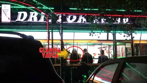 N-ai sa crezi carei vedete ii place "cu de toate". Arata impecabil chiar si dupa ce a nascut si poate manca shaorma fara probleme
