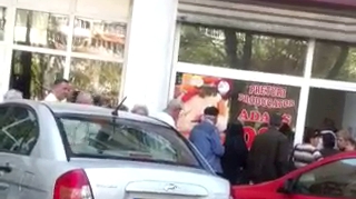 Imaginile care ne intorc in urma cu 25 de ani! N-ai fi crezut vreodata ca ai sa mai vezi coada la pui, dar…