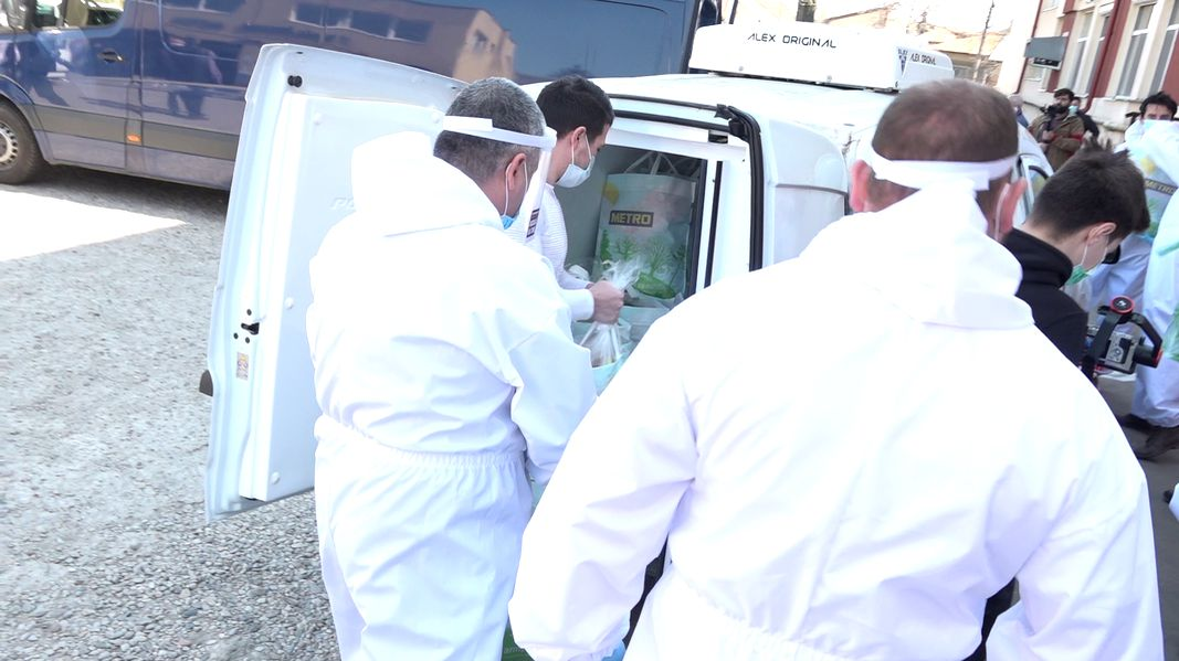 Primăria sectorului 1 a strâns sute de voluntari și a mers să împartă alimente la peste 500 de persoane. „Vom repeta acțiunea”