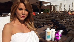 Alina Laufer a infierbantat imaginatia barbatilor! S-a imbracat intr-o pereche de colanti si intr-o bustiera, s-a aplecat si...