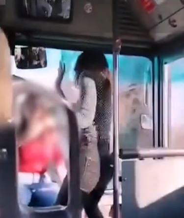 Imaginile zilei | Mai multe tinere din Lugoj au fost filmate în timp ce dansează pe manele, pe bordul unui autobuz. S-a lăsat cu amenințări: ”Au spus că o aruncă în Timiş, că o omoară”