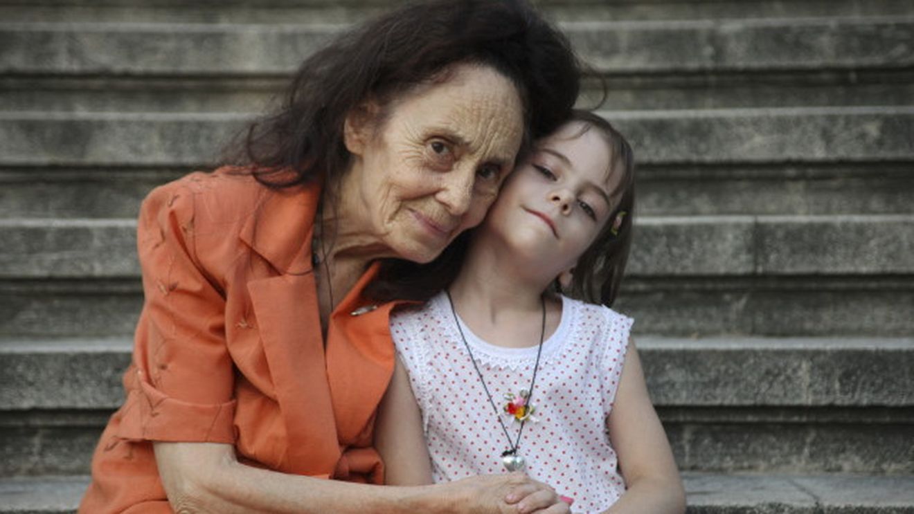 Gest socant facut de cea mai batrana mama din Romania! Adriana Iliescu, fotografiata facandu-i asta fetitei ei pe mijlocul strazii
