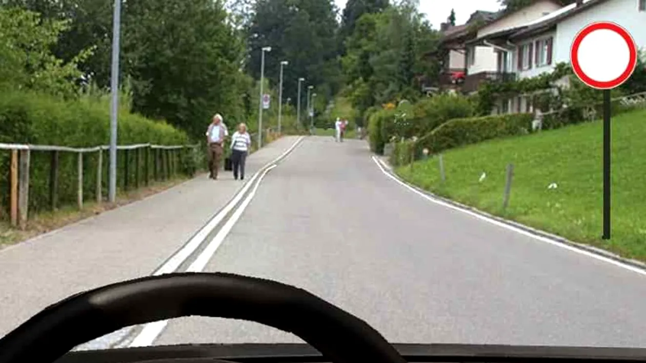 Unii șoferi din România habar nu au! Ce trebuie să faci dacă întâlnești acest semn de circulație, cu un cerc roșu și gol