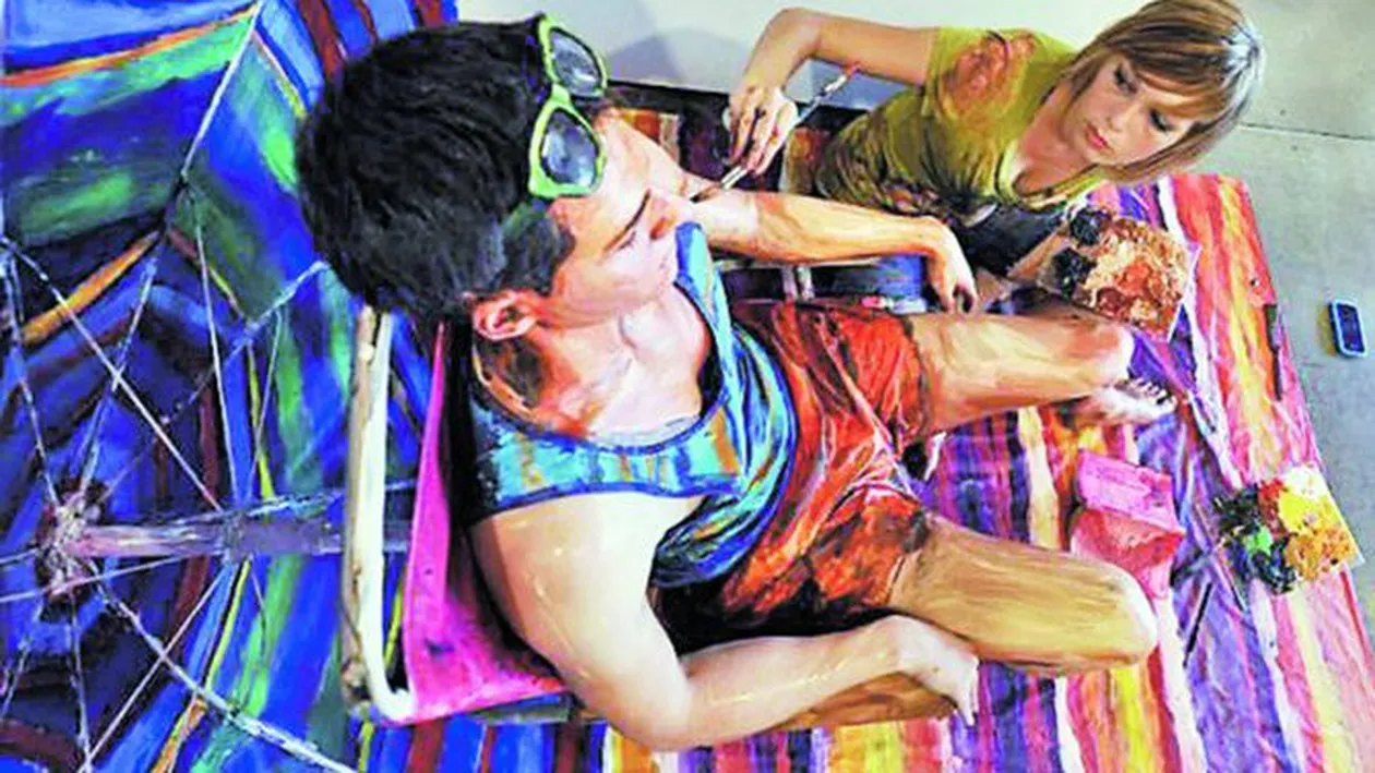 Credeti ca este un tablou pe panza? E pictura in ulei... pe model viu